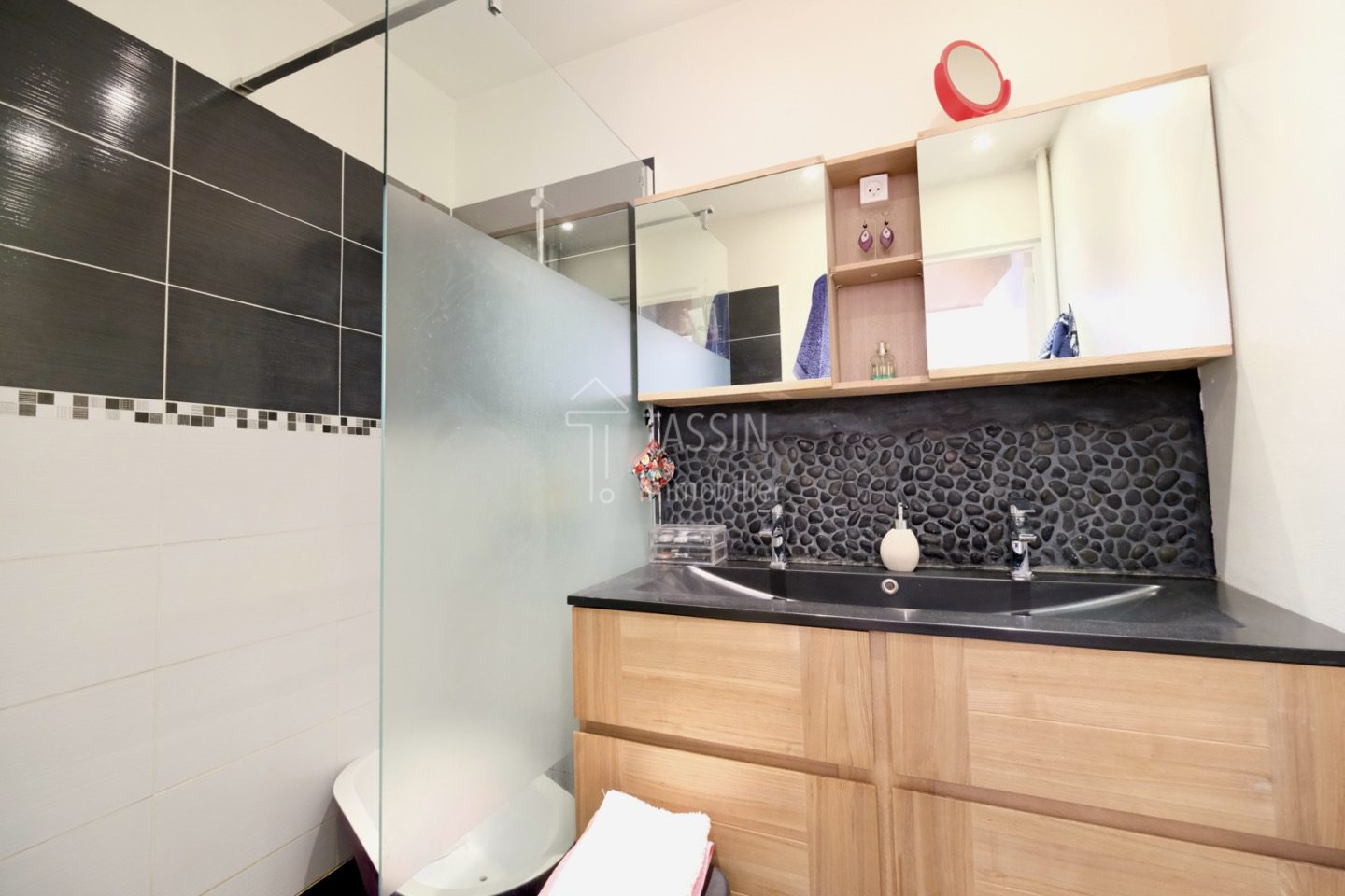 Appartement familial Tassin Centre au calme - Salle de bain