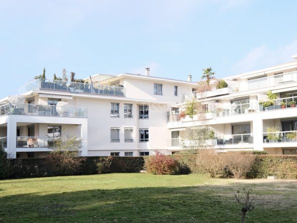 Appartement dernier étage terrasse Tassin Bourg - Immeuble au calme verdure