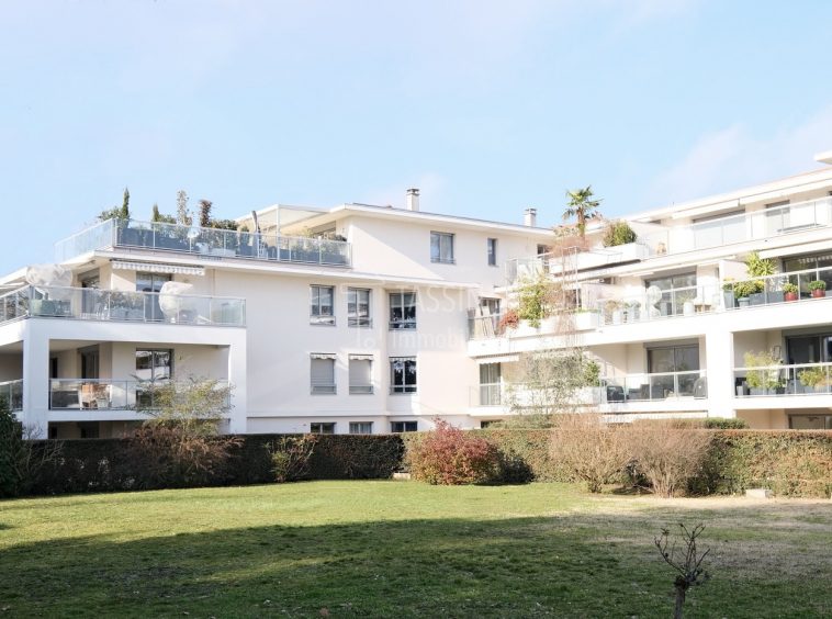 Appartement dernier étage terrasse Tassin Bourg - Immeuble au calme verdure