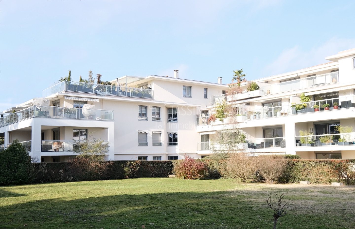 Appartement dernier étage terrasse Tassin Bourg - Immeuble au calme verdure