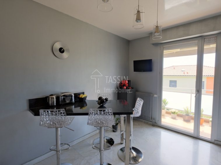 Grand appartement à Tassin 5 chambres au calme - Cuisine coin repas