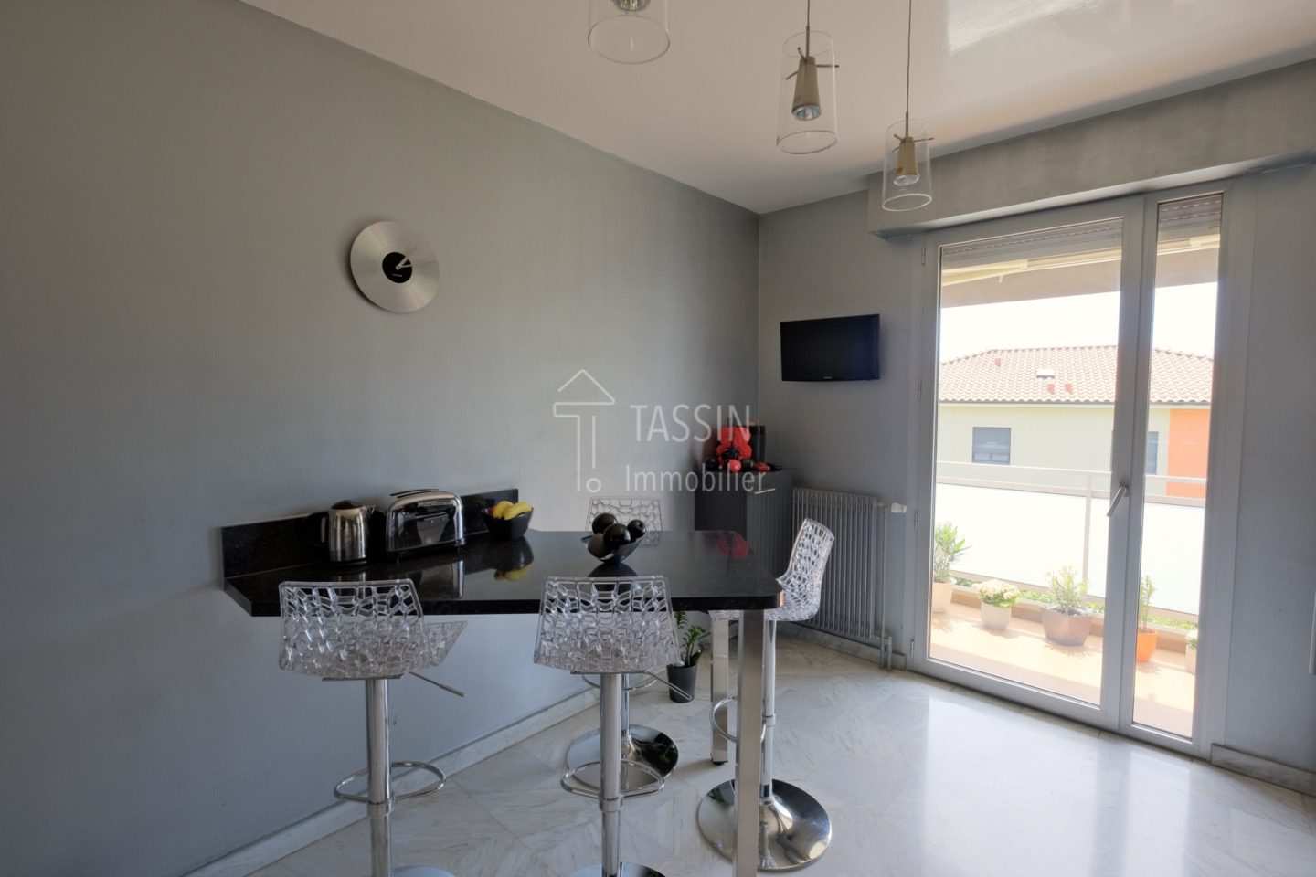 Grand appartement à Tassin 5 chambres au calme - Cuisine coin repas