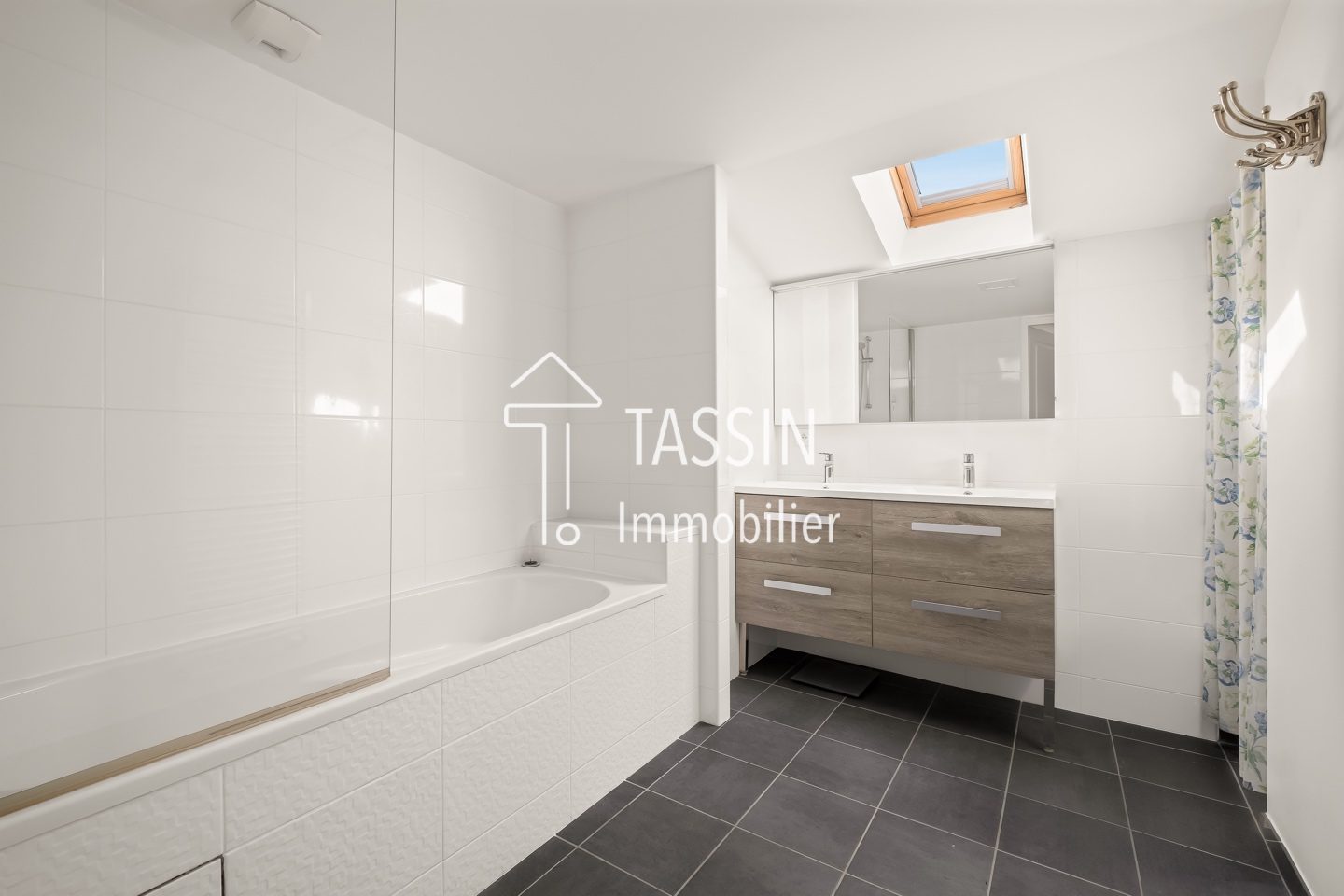 Craponne – Maison ancienne rénovée au calme avec piscine